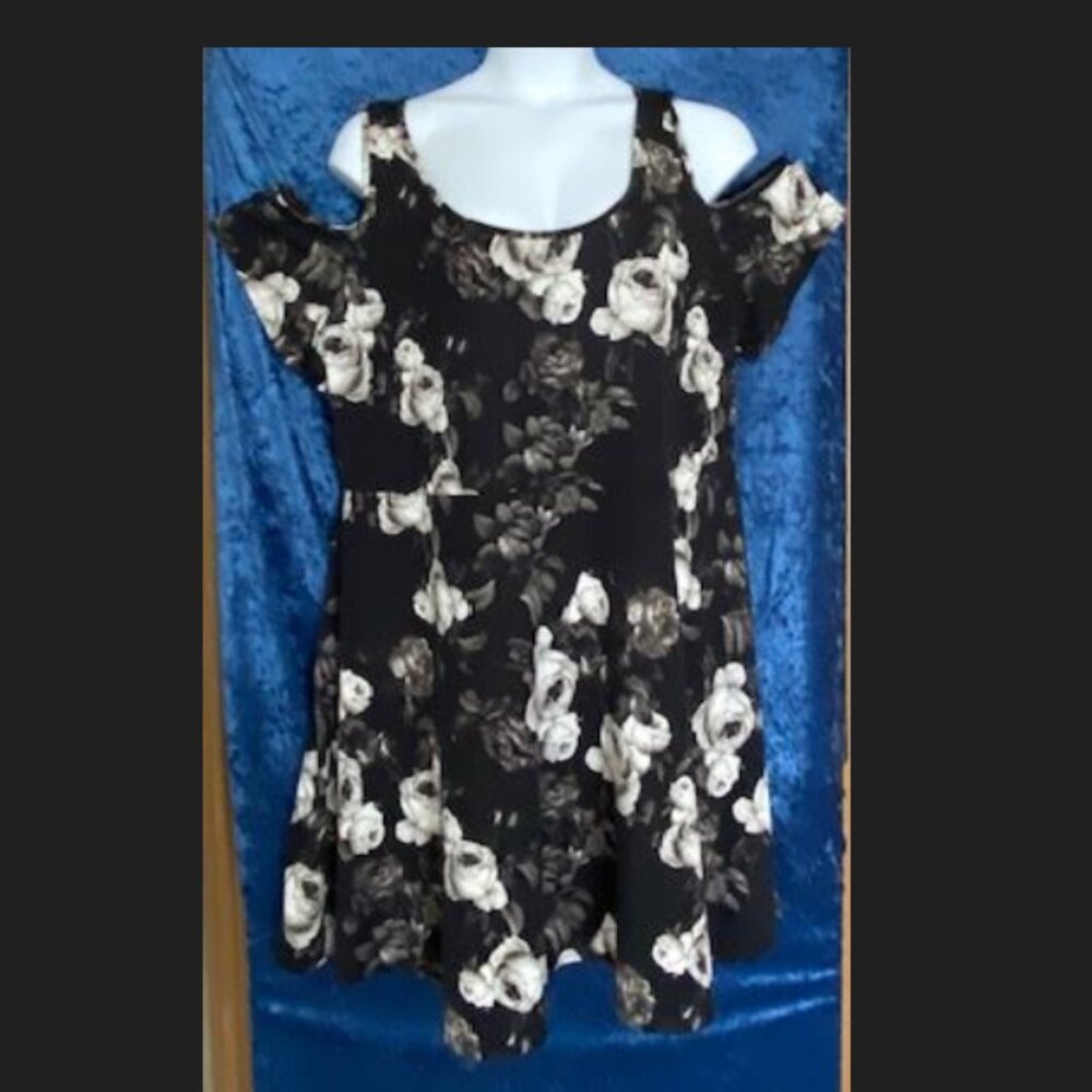 HOT TOPIC - Midnight Hour Black & White Floral Cold Shoulder Dress, Plus size 4